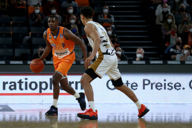 龄人中脱颖 龄人中脱颖